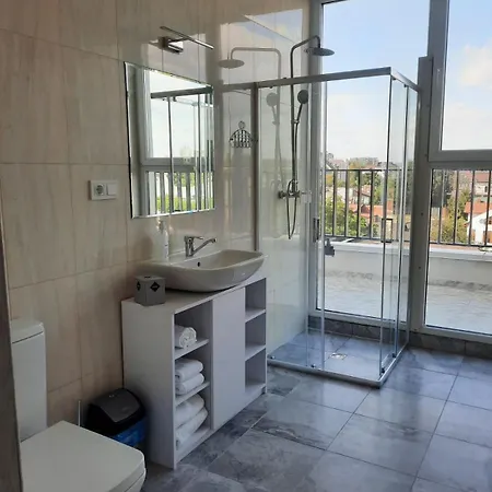 Glass Cube Hotel *